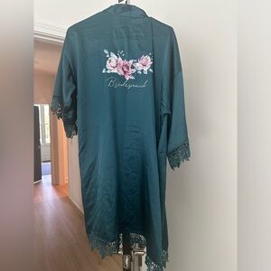 100% polyester emerald green bridesmaid robe. Brand new. Tie missing. One size